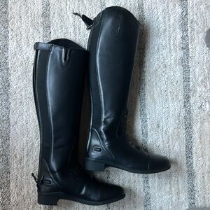 Saxon Women's Syntovia Tall Field Boots - Blk
BRAND NEW SiZE 7.5 equestrian boot